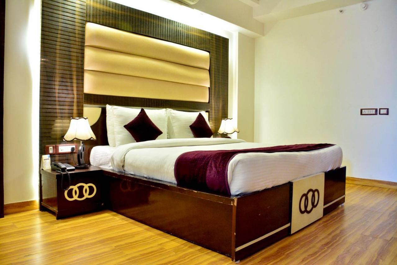 S.k Crown Park Naraina Hotel